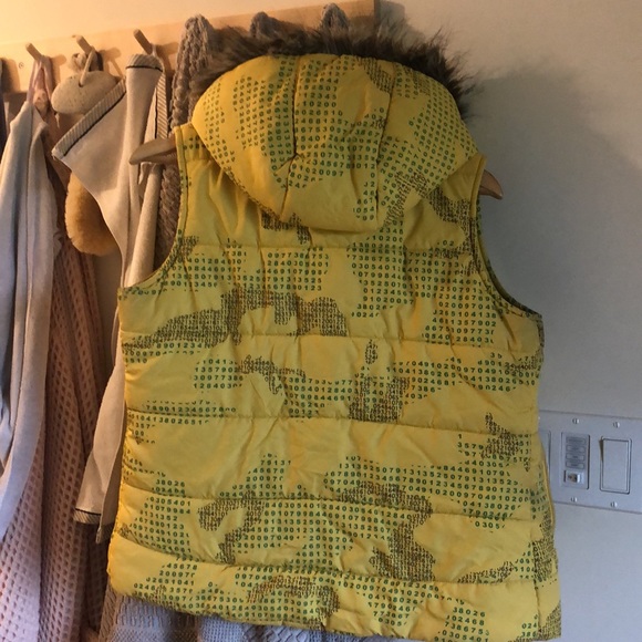 Burton vest size small mostly yellow with green details. Faux fur on the hood - Picture 2 of 2